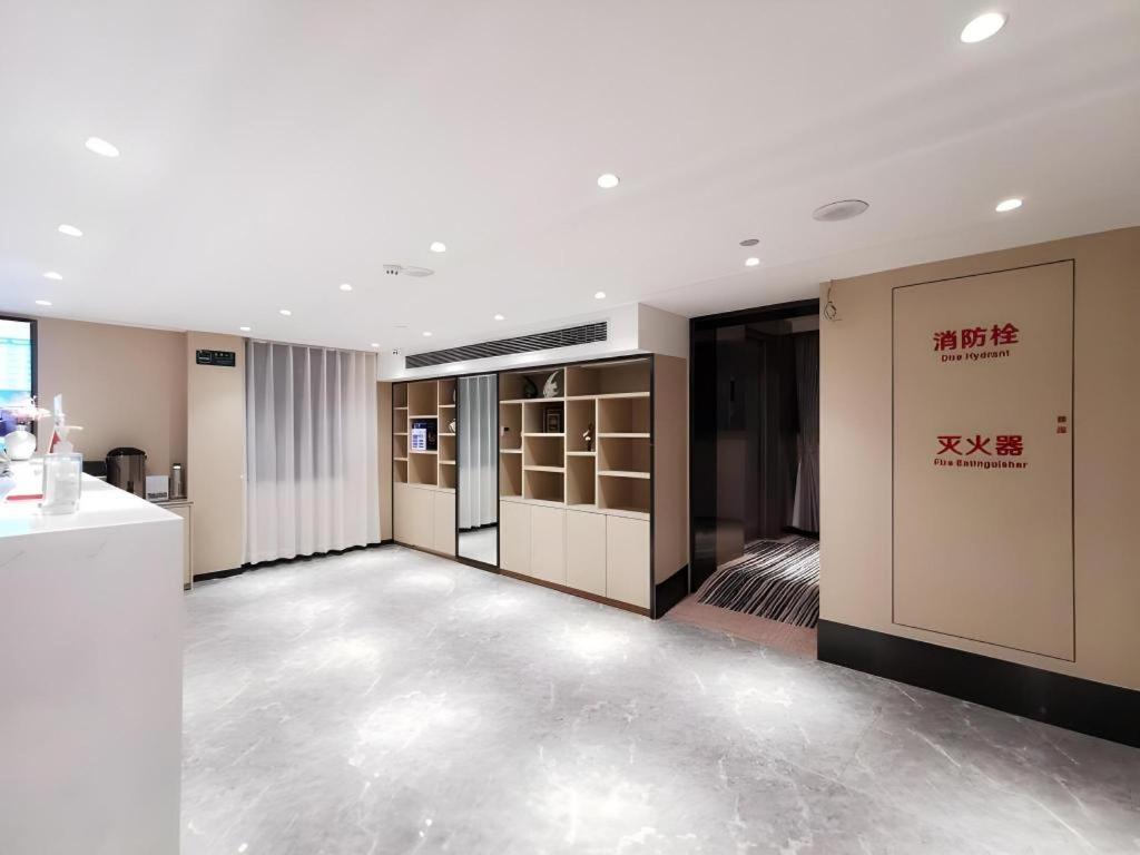 Tree Express Bund Yuyuan Xiaonanmen Metro Station 3*