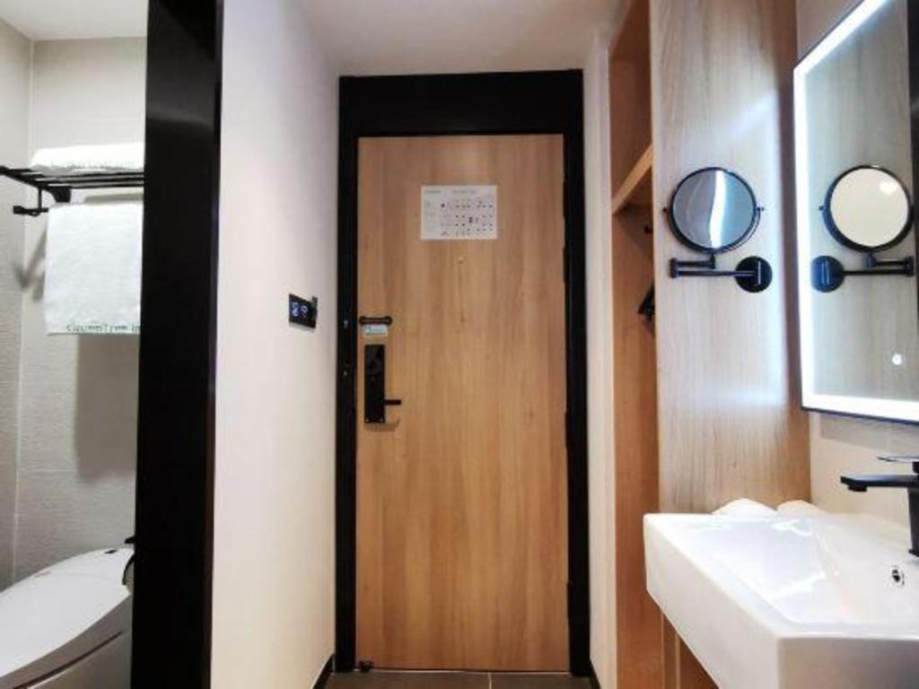 Hotel Tree Express Bund Yuyuan Xiaonanmen Metro Station