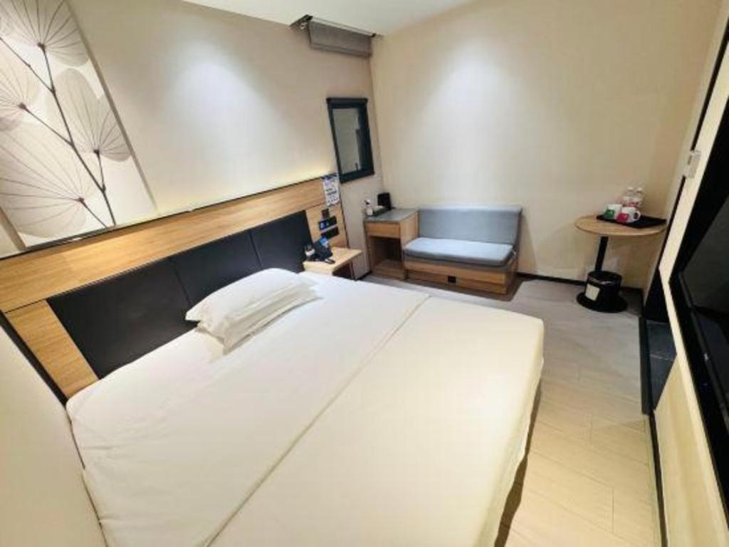 Tree Express Bund Yuyuan Xiaonanmen Metro Station Hotel 3*
