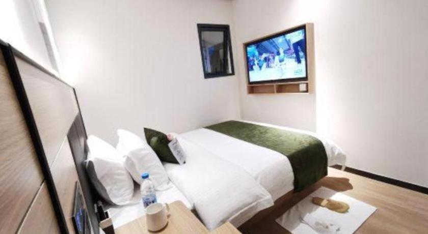 Tree Express Bund Yuyuan Xiaonanmen Metro Station Hotel 3*